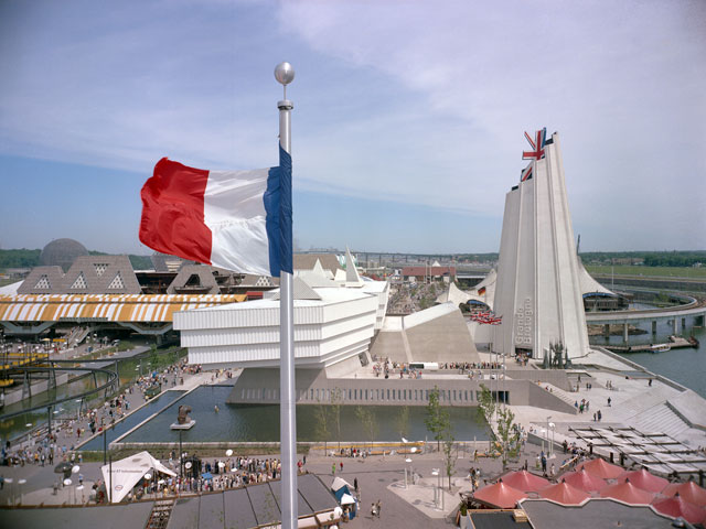 Le pavillon de la Grande-Bretagne à l'Exposition universelle de Montréal en 1967, vu du pavillon de la France