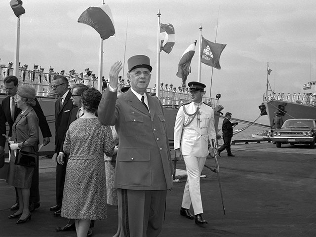 General de Gaulle upon his arrival at Anse-aux-Foulons