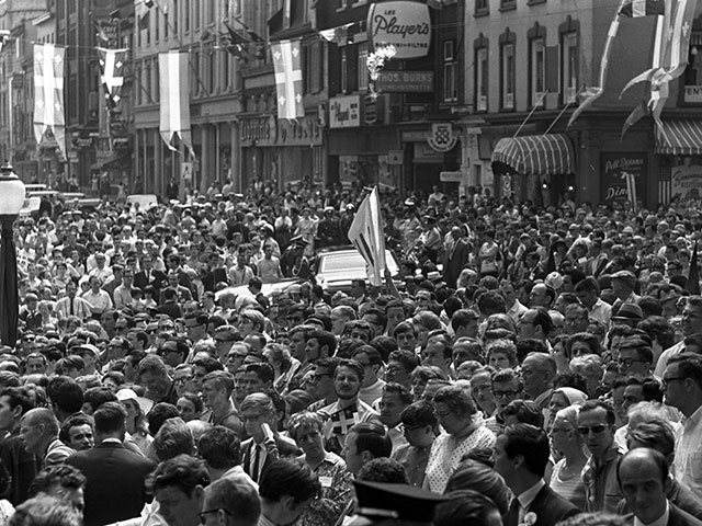 Foule venue accueillir le général de Gaulle à son arrivée à l'hôtel de ville de Québec