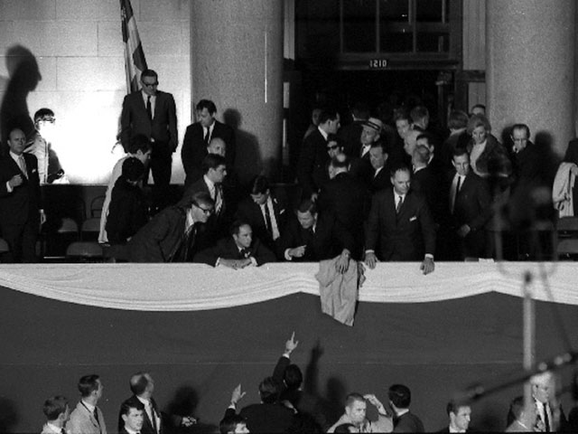 Pierre Elliott Trudeau au défilé de la Saint-Jean Baptiste à Montréal en 1968