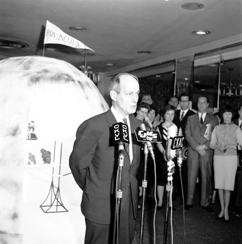 René Lévesque lors de l'ouverture d'une exposition d'art inuit à l'hôtel Reine Elizabeth à Montréal en 1964