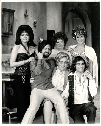 Michel Tremblay et Pierre Brassard en compagnie de quelques comédiennes de la distribution de 1968