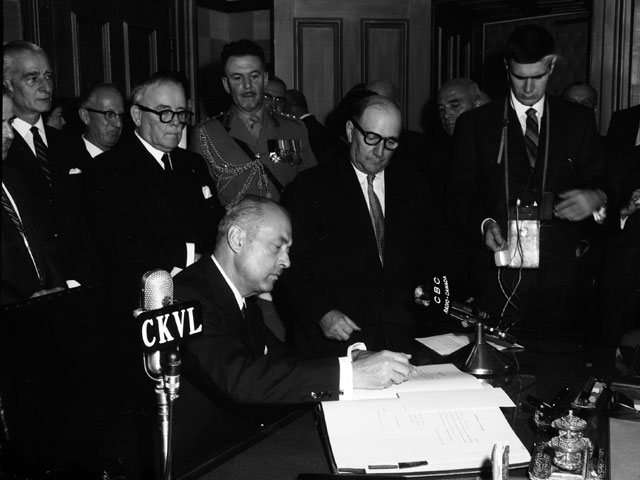 Paul Sauvé, during the administration of oaths to his Cabinet in 1959