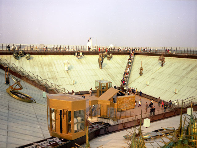 Vue à vol d'oiseau du pavillon Katimavik du Canada à l'Exposition universelle de Montréal en 1967
