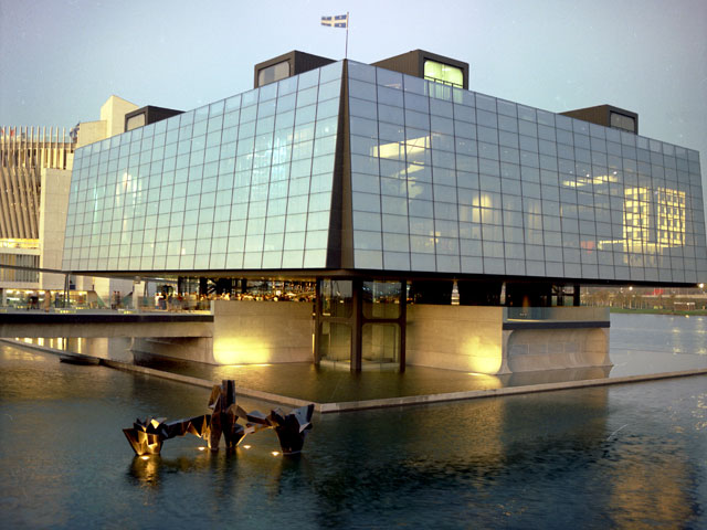 Le pavillon du Québec à l'Exposition universelle de Montréal, caractérisé par ses murs vitrés