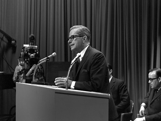 Daniel Johnson lors d'une conférence de presse en 1968