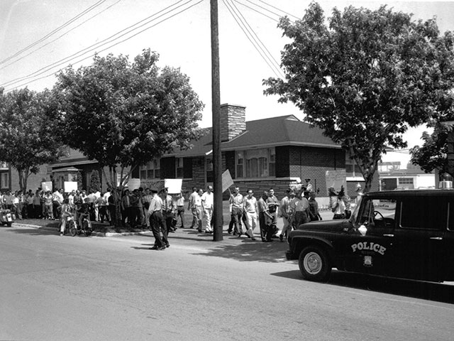 Protest by striking construction workers in Trois-Rivières in 1967
