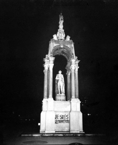 À la base du monument de John A. MacDonald, le premier ministre du Canada en 1867, dans le carré Dominion à Montréal, est peint en rouge : « Je suis séparatiste »