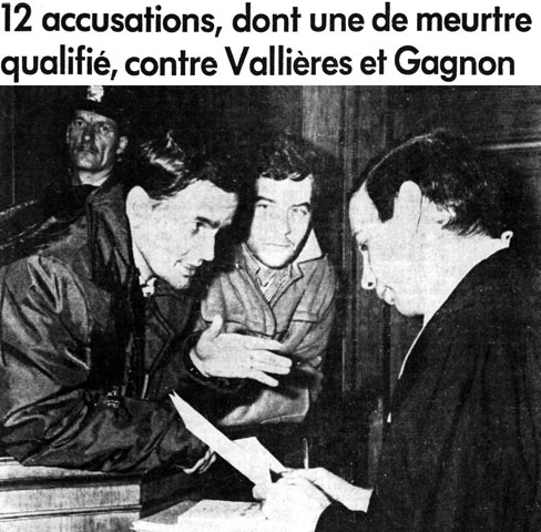 Pierre Vallières et Charles Gagnon en discussion avec leur avocat, Me Michel Proulx