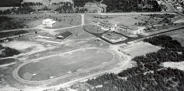 Vue aérienne du campus des Franciscains à Trois-Rivières qui deviendra, en 1969, celui de l'Université du Québec à Trois-Rivières
