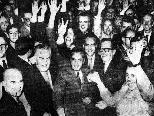 L'arrivée du nouveau premier ministre, Daniel Johnson, à l'aéroport de Québec au lendemain de la victoire des élections provinciales de 1966